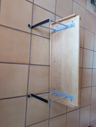 Estante sobre escritorio de madera