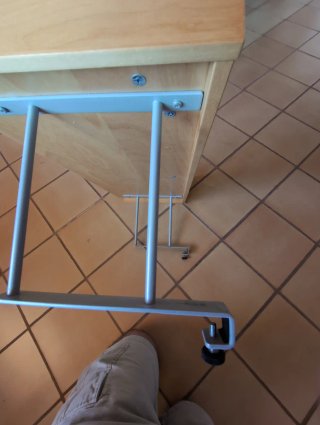 Estante sobre escritorio de madera