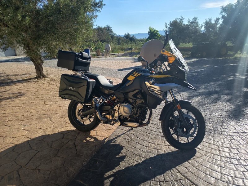 BMW F 750 GS Negra y Amarilla