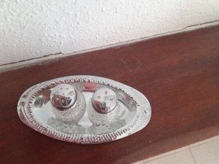 Salero y pimentero con bandeja