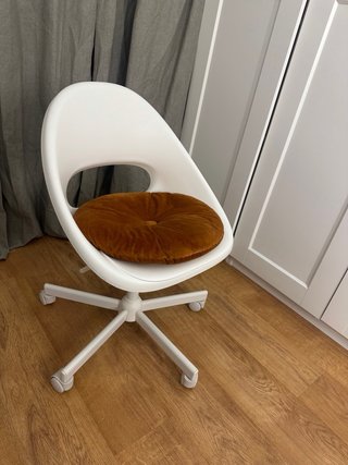 Silla de escritorio blanca con cojín redondo