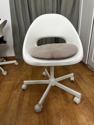 Silla de escritorio blanca con cojín redondo