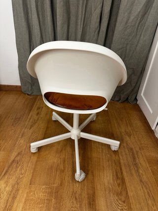 Silla de escritorio blanca con cojín redondo