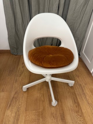 Silla de escritorio blanca con cojín redondo