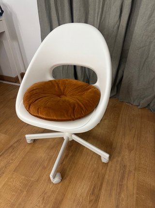 Silla de escritorio blanca con cojín redondo