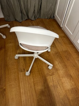 Silla de escritorio blanca con cojín redondo