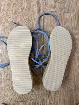 Sandalias planas celestes con cordones