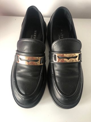 Zapatos Marypaz Negros con Detalle Dorado