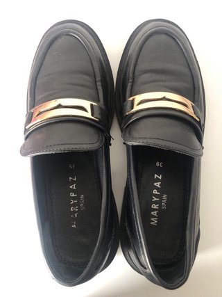 Zapatos Marypaz Negros con Detalle Dorado