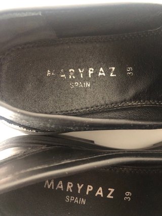 Zapatos Marypaz Negros con Detalle Dorado