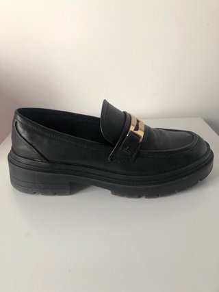 Zapatos Marypaz Negros con Detalle Dorado