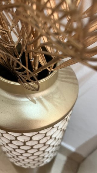 Grande vaso da terra dorato con rami di Ginkgo