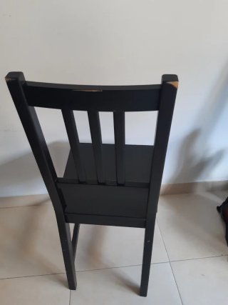 Silla de madera negra