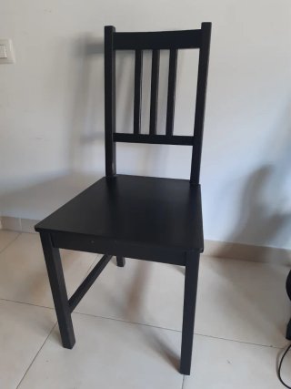 Silla de madera negra