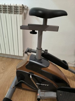 Elíptica con asiento y pantalla Marca Runfit