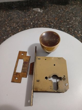 Cerradura pomo puerta madera