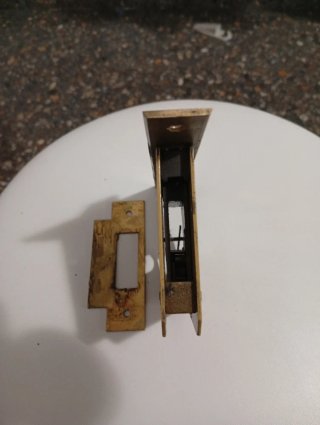 Cerradura pomo puerta madera
