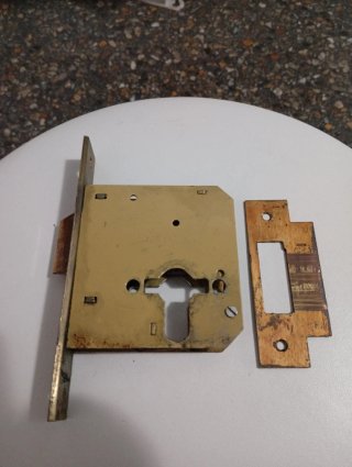 Cerradura pomo puerta madera