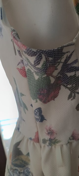 Vestido estampado floral y mariposas