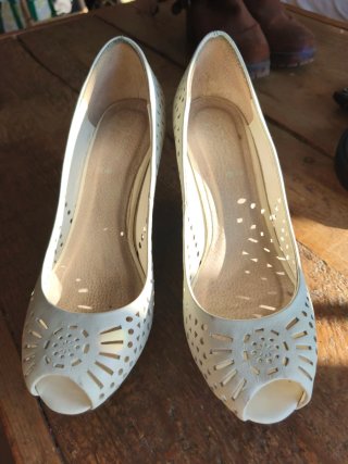 Zapatos de tacón blancos y marrones