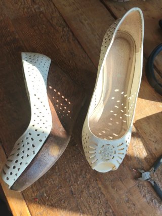 Zapatos de tacón blancos y marrones