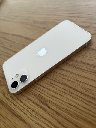 iPhone 12 mini con cable