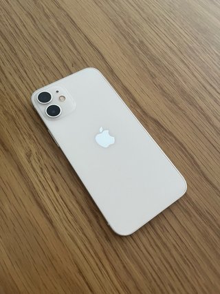 iPhone 12 mini con cable