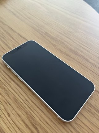 iPhone 12 mini con cable