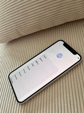 iPhone 12 mini con cable