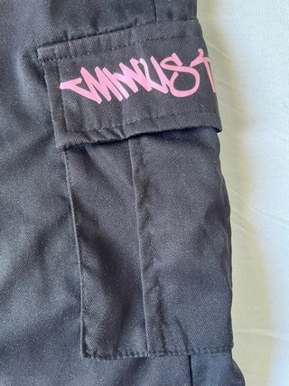 Shorts Minus Two neri con stampa rosa