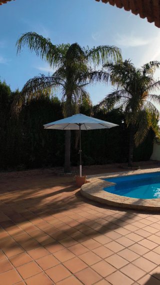 Sombrilla de jardín con base de terracota