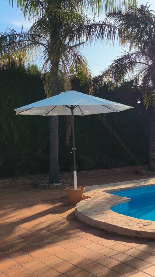 Sombrilla de jardín con base de terracota
