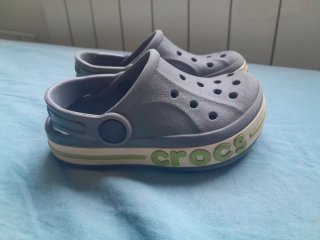 Crocs Niños Azul y Gris tallas 7 y 8