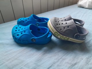 Crocs Niños Azul y Gris tallas 7 y 8