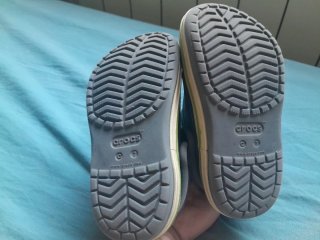 Crocs Niños Azul y Gris tallas 7 y 8
