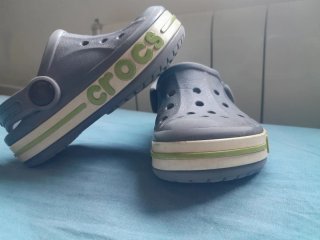 Crocs Niños Azul y Gris tallas 7 y 8