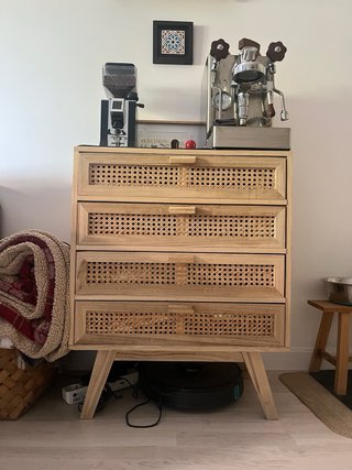 Aparador de madera y mimbre