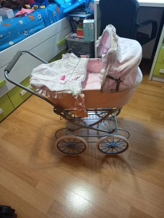 Carrito de muñecas rosa vintage