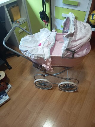 Carrito de muñecas rosa vintage