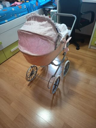 Carrito de muñecas rosa vintage