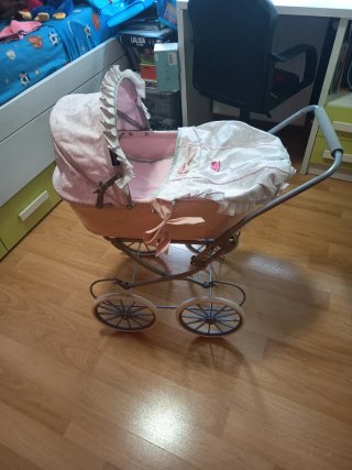 Carrito de muñecas rosa vintage