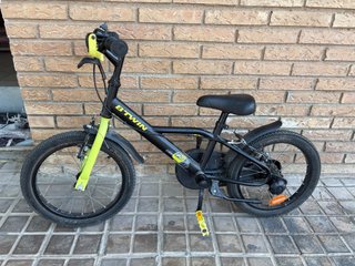 Bicicleta infantil Btwin negra y amarilla