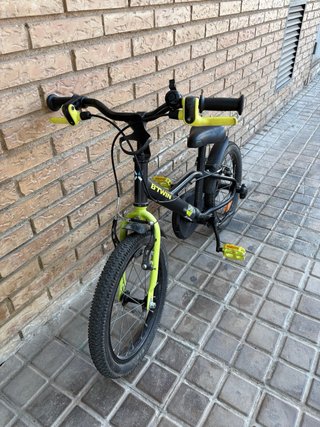 Bicicleta infantil Btwin negra y amarilla