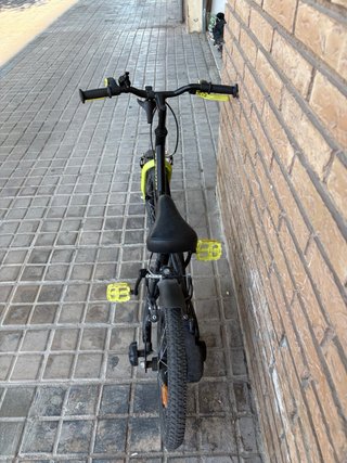 Bicicleta infantil Btwin negra y amarilla