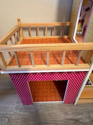 Casita de muñecas de madera