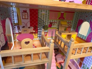Casita de muñecas de madera