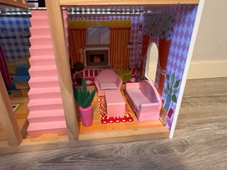 Casita de muñecas de madera