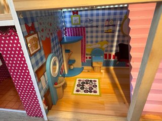 Casita de muñecas de madera
