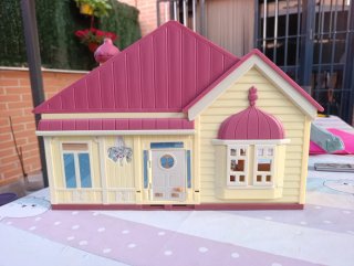 Casa de Bluey con muñecos