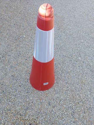 Cono de señalización con banda reflectante